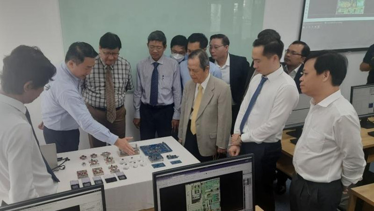 Các đại biểu tham quan Phòng thiết kế vi mạch (Chip Design Lab).