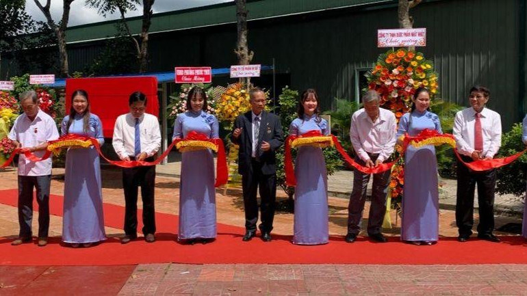 Các đại biểu cắt băng khánh thành 2 phù điêu khắc họa chân dung 11 cán bộ, lãnh đạo các nhà in khu vực đồng bằng sông Cửu Long.