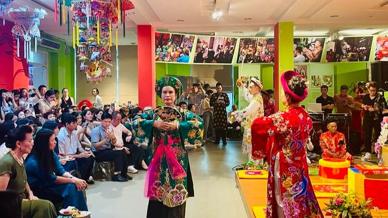 Phần trình diễn khăn chầu áo ngự.