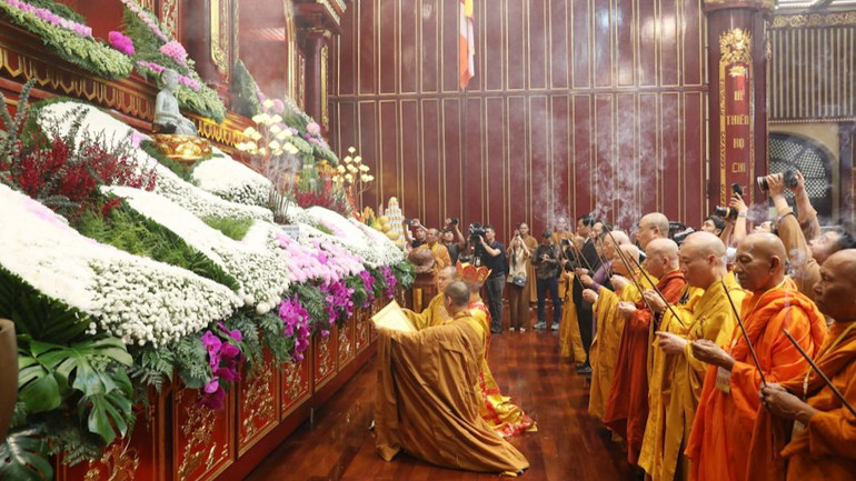 Các đại biểu thực hiện nghi lễ dâng hương tại Đại lễ tưởng niệm 715 năm.