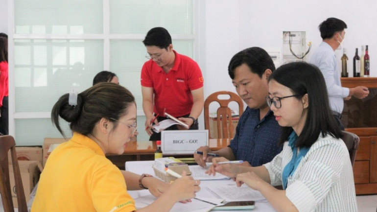 Nhân viên bộ phận thu mua của GO!, Big C trao đổi thông tin với nhà cung cấp tiềm năng - sản phẩm trứng gà nướng tại tỉnh Bình Thuận. Nhân viên bộ phận thu mua của GO!, Big C trao đổi thông tin với nhà cung cấp tiềm năng - sản phẩm trứng gà nướng tại tỉnh Bình Thuận.