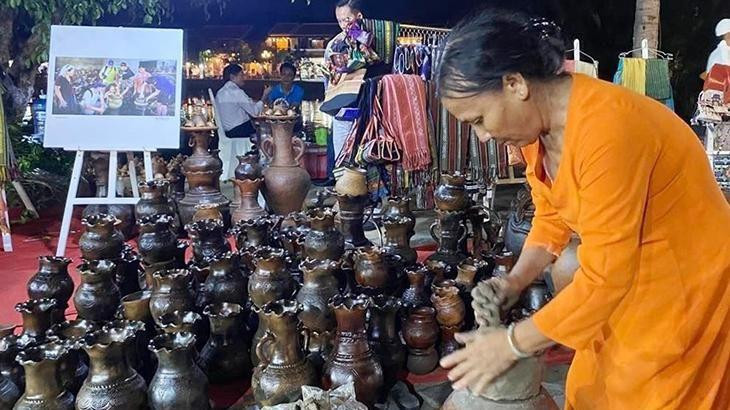 Hiện vật ở khu di tích Cố đô Hoa Lư (Ninh Bình) tại triển lãm. Hiện vật ở khu di tích Cố đô Hoa Lư (Ninh Bình) tại triển lãm.