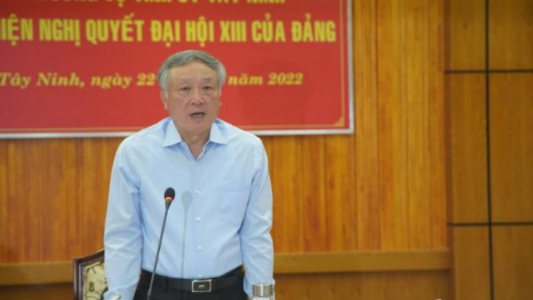 Đồng chí Nguyễn Hòa Bình phát biểu tại buổi làm việc.