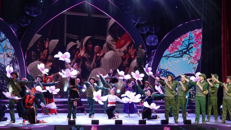 Tốp ca nam trình bày liên khúc Đường lên phía trước (sáng tác: Tiến Minh); Chiến thắng Điện Biên (sáng tác: Đỗ Nhuận).