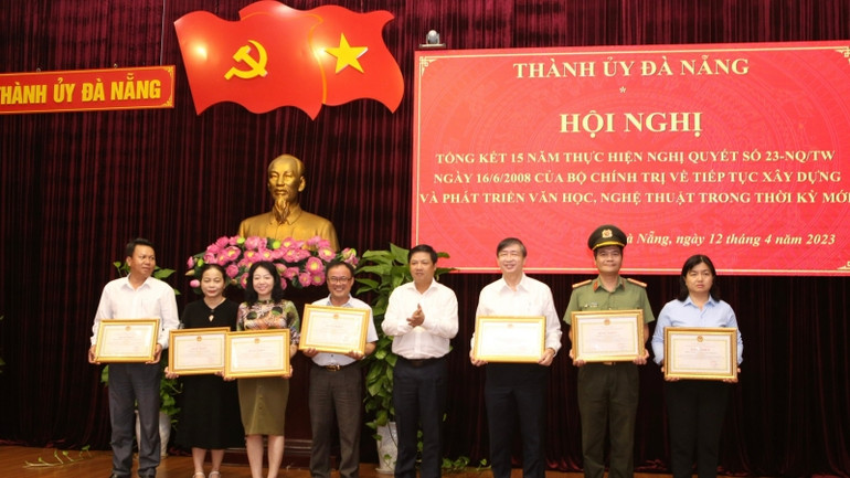 Trao bằng khen cho các tập thể đạt thành tích xuất sắc trong thực hiện Nghị quyết số 23-NQ/TW.