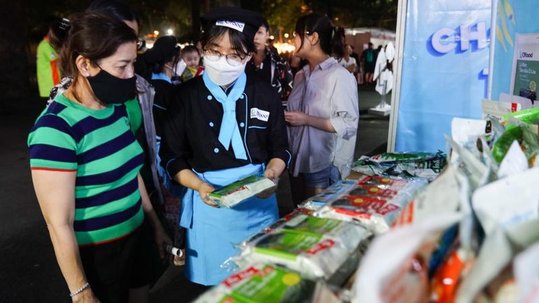 Người dân tham quan các gian hàng tại sự kiện.