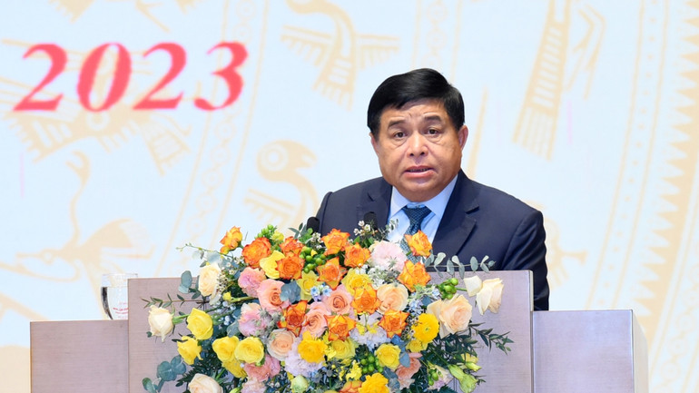 Bộ trưởng Kế hoạch và Đầu tư Nguyễn Chí Dũng báo cáo tình hình hoạt động của doanh nhân, doanh nghiệp.