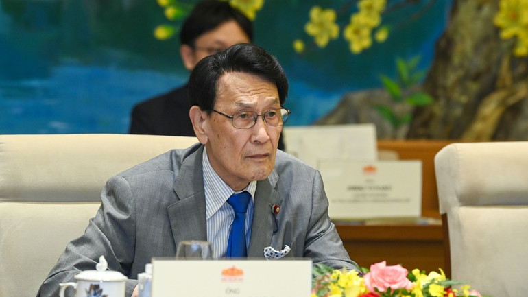 Trưởng ban Nghiên cứu chính sách Đảng LDP Tokai Kisaburo phát biểu tại buổi tiếp.