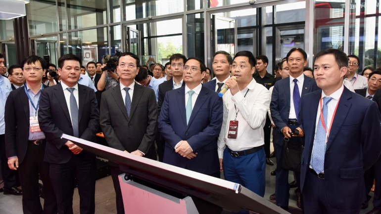 Thủ tướng và các đại biểu tham quan triển quốc tế về công nghiệp 4.0 năm 2023. Thủ tướng và các đại biểu tham quan triển quốc tế về công nghiệp 4.0 năm 2023.