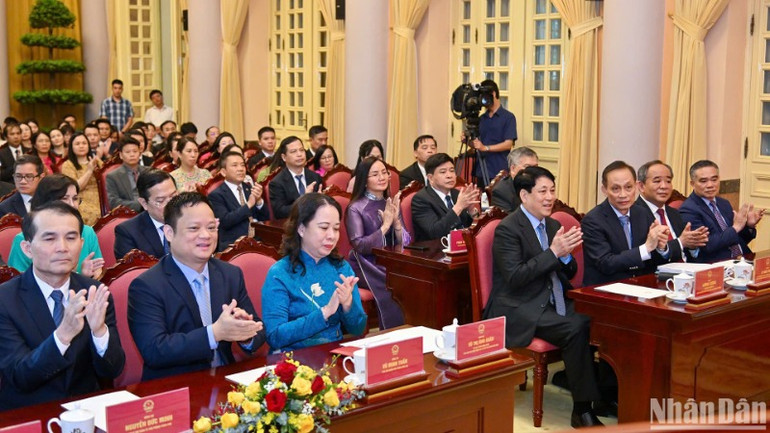 Các đại biểu tham dự buổi lễ. Các đại biểu tham dự buổi lễ.