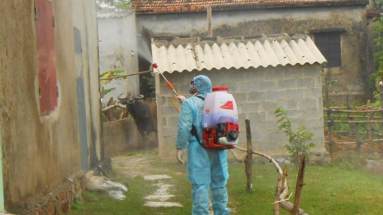 Phun hóa chất khử khuẩn khu vực chuồng trại chăn nuôi của người dân ở xã Tân Ninh, huyện Quảng Ninh, tỉnh Quảng Bình.