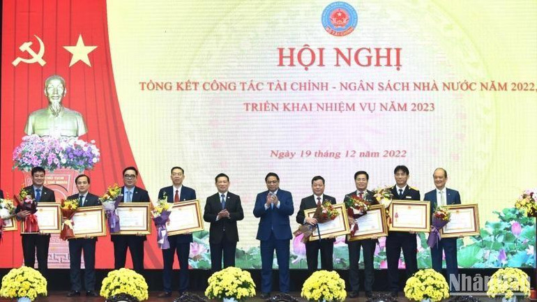 Thủ tướng Phạm Minh Chính trao Huân chương Lao động hạng Nhất và Nhì cho các cá nhân có thành tích xuất sắc. (Ảnh: Trần Hải)