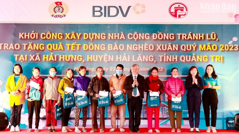 BIDV tặng quà Tết cho người dân huyện Hải Lăng.