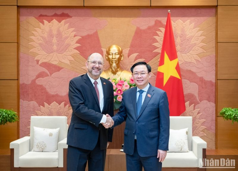 Chủ tịch Quốc hội Vương Đình Huệ tiếp Đại sứ đặc mệnh toàn quyền Liên bang Thụy Sĩ tại Việt Nam Thomas Gass. (Ảnh: Duy Linh)