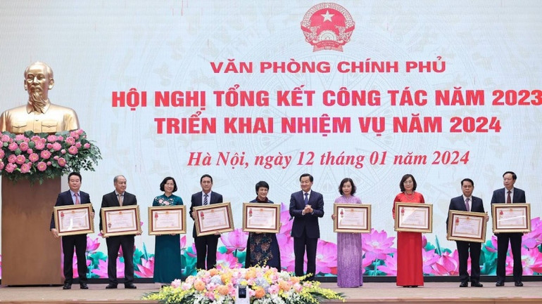 Phó Thủ tướng Lê Minh Khái trao thưởng cho các cá nhân có thành tích xuất sắc của Văn phòng Chính phủ.