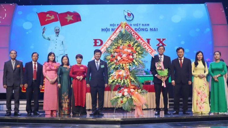 Đồng chí Trần Trọng Dũng chúc mừng Ban Chấp hành Hội Nhà báo tỉnh Đồng Nai khóa X.