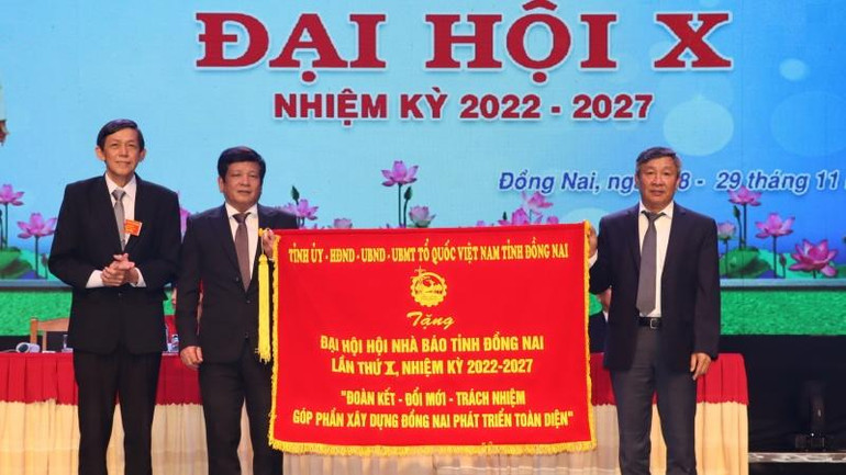 Đồng chí Hồ Thanh Sơn tặng Đại hội bức trướng của Tỉnh ủy, Hội đồng nhân dân, Ủy ban nhân dân, Ủy ban Mặt trận Tổ quốc Việt Nam tỉnh Đồng Nai.