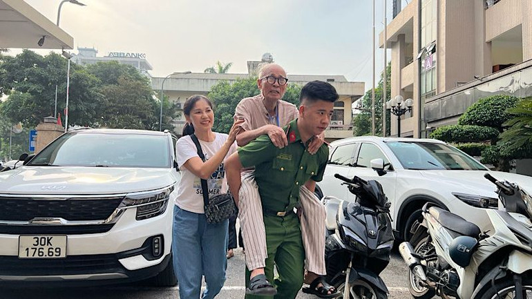 Các thân nhân liệt sĩ đến để lấy mẫu ADN phục vụ công tác tìm kiếm.