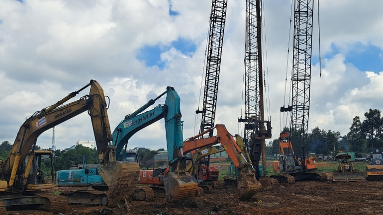 Các phương tiện phục vụ xây dựng đường Vành đai 3 Thành phố Hồ Chí Minh, đoạn qua tỉnh Bình Dương.