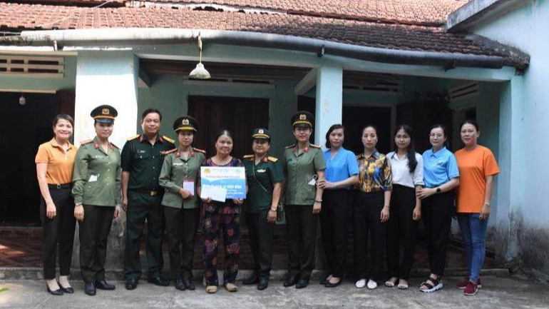 Các tổ chức, đoàn thể tặng quà và sổ tiết kiệm cho gia đình thương binh Lê Văn Thoàn, xã Hòa Nhơn, huyện Hòa Vang, TP Đà Nẵng.