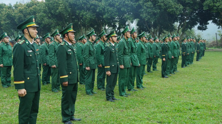 Cán bộ, chiến sĩ Tiểu đoàn Huấn luyện-Cơ động tham gia lễ khai giảng.