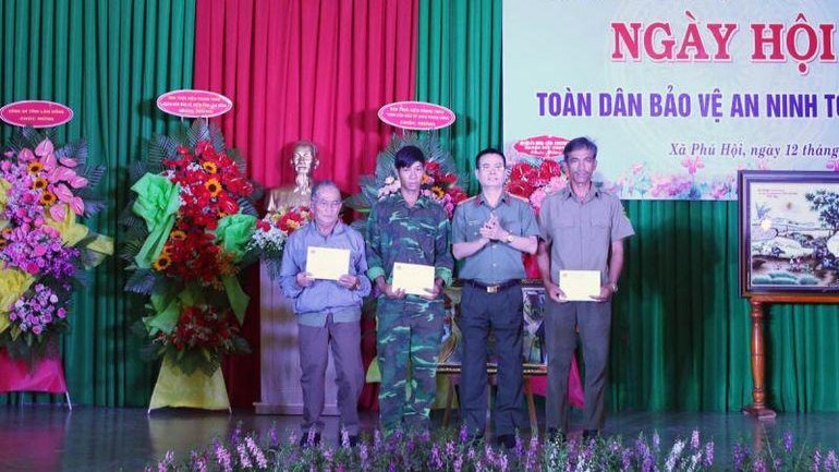 Đại diện Bộ Công an trao quà tặng điển hình tiên tiến, các mô hình phong trào toàn dân bảo vệ an ninh Tổ quốc xã Phú Hội. Đại diện Bộ Công an trao quà tặng điển hình tiên tiến, các mô hình phong trào toàn dân bảo vệ an ninh Tổ quốc xã Phú Hội.