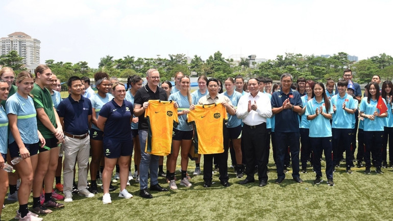 Đại diện đội bóng đá nữ Australia tặng chiếc áo thi đấu của đội tuyển Australia cho Thủ tướng Phạm Minh Chính và Thủ tướng Australia Anthony Albanese.