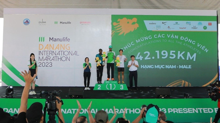 Top 3 vận động viên nam cự ly 42,95km được vinh danh trong Lễ Trao giải.