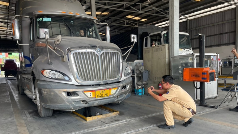 Lực lượng Cảnh sát giao thông hỗ trợ công tác đăng kiểm phương tiện tại Trung tâm Đăng kiểm 50.04V (phường Thạnh Mỹ Lợi, thành phố Thủ Đức). Lực lượng Cảnh sát giao thông hỗ trợ công tác đăng kiểm phương tiện tại Trung tâm Đăng kiểm 50.04V (phường Thạnh Mỹ Lợi, thành phố Thủ Đức).