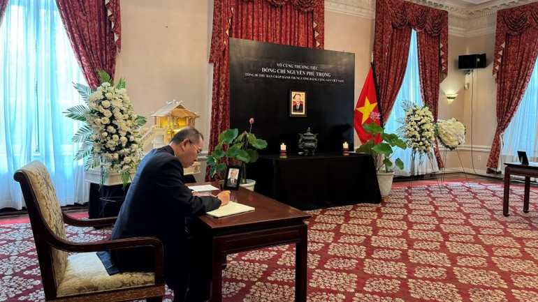 Ông Nguyễn Anh Tuấn, Giám đốc Diễn đàn toàn cầu Boston, nguyên Tổng Biên tập Báo VietnamNet ghi sổ tang. (Ảnh: Kiều Trang/TTXVN) Ông Nguyễn Anh Tuấn, Giám đốc Diễn đàn toàn cầu Boston, nguyên Tổng Biên tập Báo VietnamNet ghi sổ tang. (Ảnh: Kiều Trang/TTXVN)
