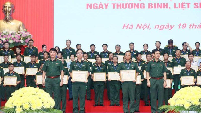 Đại tướng Phan Văn Giang và Đại tướng Lương Cường trao Bằng khen của Bộ trưởng Quốc phòng tặng 150 đại biểu người có công và thân nhân liệt sĩ đang công tác trong quân đội, vì đã có thành tích xuất sắc trong công tác. Đại tướng Phan Văn Giang và Đại tướng Lương Cường trao Bằng khen của Bộ trưởng Quốc phòng tặng 150 đại biểu người có công và thân nhân liệt sĩ đang công tác trong quân đội, vì đã có thành tích xuất sắc trong công tác.