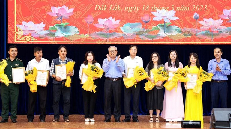 Trao giải cho các tác giả có tác phẩm đoạt giải Giải thưởng sáng tác, quảng bá tác phẩm văn học, nghệ thuật, báo chí về chủ đề “Học tập và làm theo tư tưởng, đạo đức, phong cách Hồ Chí Minh” (giai đoạn 2021-2023).