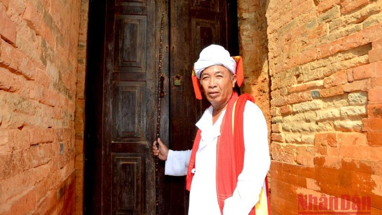 Sư Cả Thông Minh Toàn ở xã Hàm Phú, huyện Hàm Thuận Bắc (Bình Thuận) thực hiện nghi thức mở cửa tháp chính Pô-Sha-Inư để thực hiện các nghi thức cúng lễ. Sư Cả Thông Minh Toàn ở xã Hàm Phú, huyện Hàm Thuận Bắc (Bình Thuận) thực hiện nghi thức mở cửa tháp chính Pô-Sha-Inư để thực hiện các nghi thức cúng lễ.