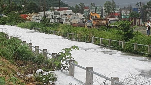 Nước với bọt trắng tràn vào khu dân cư sau mưa lớn ven suối Xiệp, phường Hóa An, thành phố Biên Hòa.