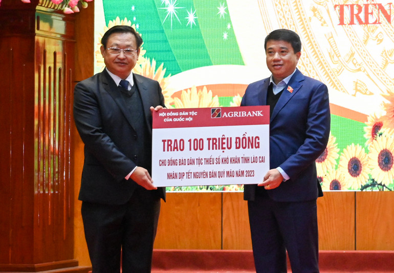 Chủ tịch Hội đồng Dân tộc Y Thanh Hà Nie Kđăm trao quà Tết do Ngân hàng Agribank tài trợ cho đồng bào dân tộc thiểu số khó khăn tỉnh Lào Cai. (Ảnh: Duy Linh) Chủ tịch Hội đồng Dân tộc Y Thanh Hà Nie Kđăm trao quà Tết do Ngân hàng Agribank tài trợ cho đồng bào dân tộc thiểu số khó khăn tỉnh Lào Cai. (Ảnh: Duy Linh)