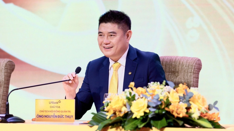 Chủ tịch Hội đồng quản trị LPBank Nguyễn Đức Thụy, chủ tọa trả lời các câu hỏi của cổ đông.