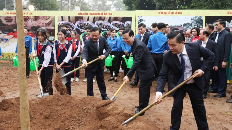 Chủ tịch nước Võ Văn Thưởng cùng các đại biểu trồng cây lưu niệm tại khuôn viên Di tích quốc gia đặc biệt Cổ Loa. (Ảnh: Thống Nhất - TTXVN)