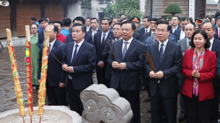 Chủ tịch nước Võ Văn Thưởng và các đại biểu dâng hương tưởng niệm tại Di tích quốc gia đặc biệt Cổ Loa. (Ảnh: Thống Nhất - TTXVN)