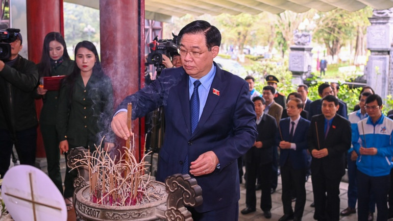 Chủ tịch Quốc hội Vương Đình Huệ dâng hương tại Khu di tích lịch sử Truông Bồn. (Ảnh: DUY LINH) Chủ tịch Quốc hội Vương Đình Huệ dâng hương tại Khu di tích lịch sử Truông Bồn. (Ảnh: DUY LINH)