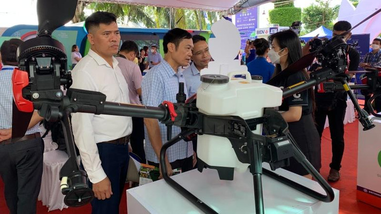 Các đại biểu tham quan máy bay không người lái phục vụ sản xuất nông nghiệp. (ẢNH: THANH TÂM) Các đại biểu tham quan máy bay không người lái phục vụ sản xuất nông nghiệp. (ẢNH: THANH TÂM)