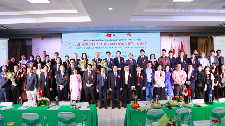 Nhiều doanh nghiệp Nhật Bản tiếp tục ký kết với Trường đại học Đông Á trong việc tuyển dụng sinh viên. Nhiều doanh nghiệp Nhật Bản tiếp tục ký kết với Trường đại học Đông Á trong việc tuyển dụng sinh viên.