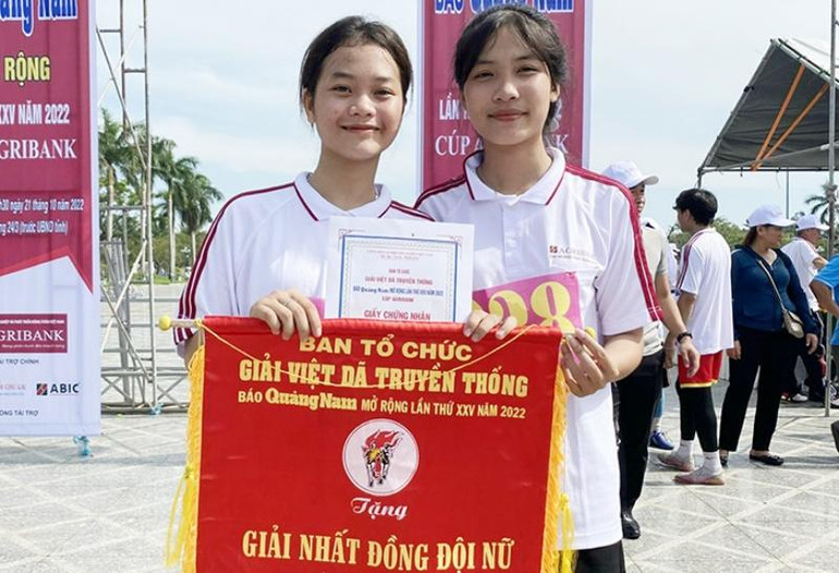 Các vận động viên đoạt giải Nhất đồng đội nữ khối phổ thông trung học.