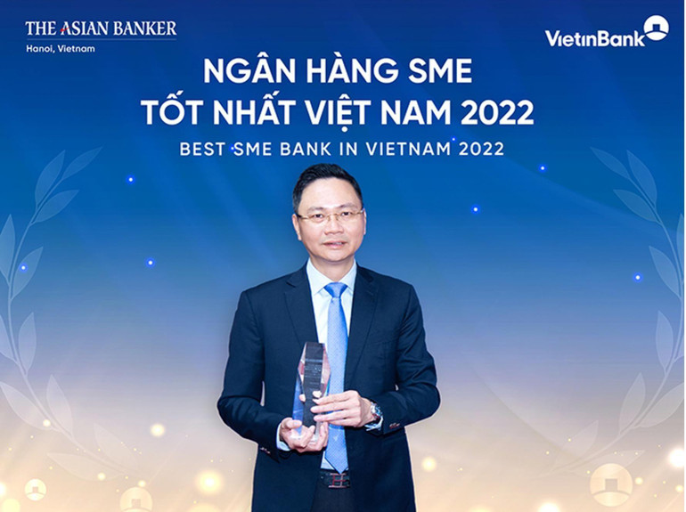 Ông Nguyễn Thanh Tùng, Giám đốc Khối khách hàng doanh nghiệp đại diện VietinBank nhận giải "Ngân hàng SME tốt nhất Việt Nam".