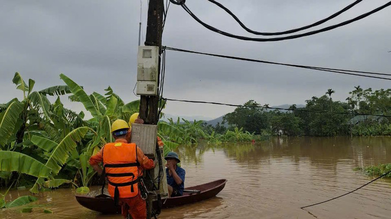 Khôi phục lưới điện sau bão.