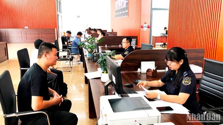 Doanh nghiệp nộp hồ sơ tại Trung tâm tiếp nhận, giải quyết thủ tục hành chính và nhận kết quả, không phải đến nhiều bộ phận như trước đây. (Ảnh: QUỐC HỒNG)