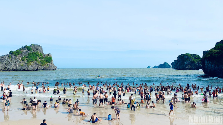 Các bãi tắm của Cát Bà luôn hấp dẫn du khách trong mùa hè.