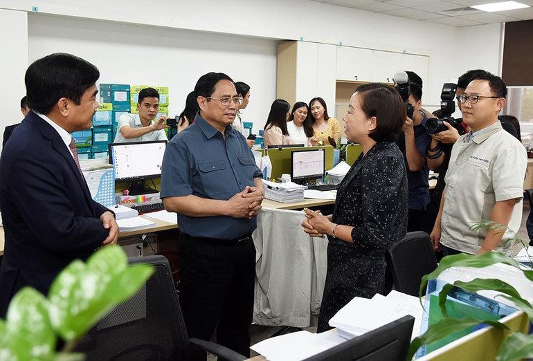 Thủ tướng Phạm Minh Chính thăm hỏi và động viên cán bộ, công nhân viên Nhà máy sản xuất, lắp ráp ô-tô Hyundai Thành Công.