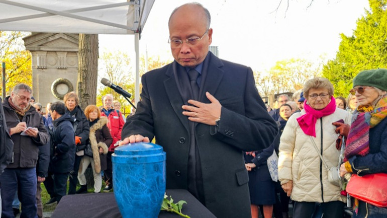 Đại sứ Đinh Toàn Thắng kính cẩn tiễn biệt Madeleine Riffaud, người bạn thủy chung và hết lòng vì hòa bình cho Việt Nam. Đại sứ Đinh Toàn Thắng kính cẩn tiễn biệt Madeleine Riffaud, người bạn thủy chung và hết lòng vì hòa bình cho Việt Nam.