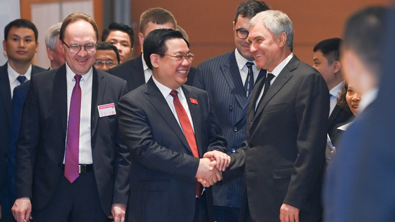 Chủ tịch Quốc hội hai nước trao đổi trước khi vào phòng hội đàm. Chủ tịch Quốc hội hai nước trao đổi trước khi vào phòng hội đàm.