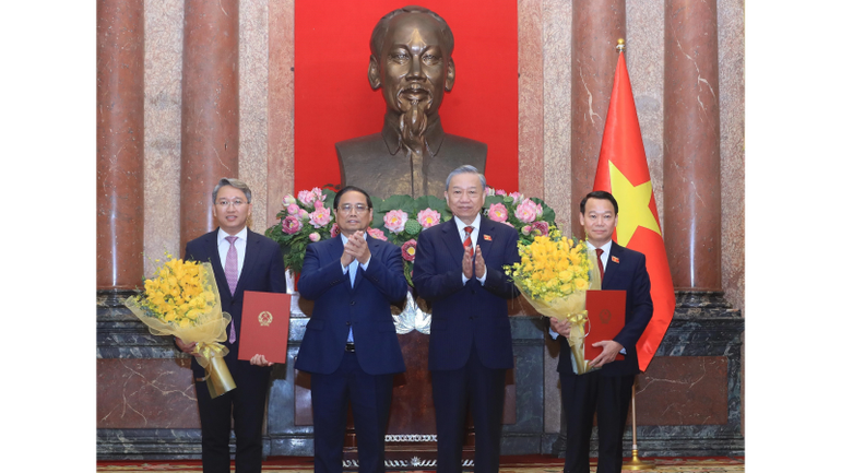 Tổng Bí thư, Chủ tịch nước Tô Lâm trao Quyết định bổ nhiệm, Thủ tướng Phạm Minh Chính tặng hoa chúc mừng Bộ trưởng Tài nguyên và Môi trường Đỗ Đức Duy, Bộ trưởng Tư pháp Nguyễn Hải Ninh. (Ảnh: Lâm Khánh/TTXVN) Tổng Bí thư, Chủ tịch nước Tô Lâm trao Quyết định bổ nhiệm, Thủ tướng Phạm Minh Chính tặng hoa chúc mừng Bộ trưởng Tài nguyên và Môi trường Đỗ Đức Duy, Bộ trưởng Tư pháp Nguyễn Hải Ninh. (Ảnh: Lâm Khánh/TTXVN)